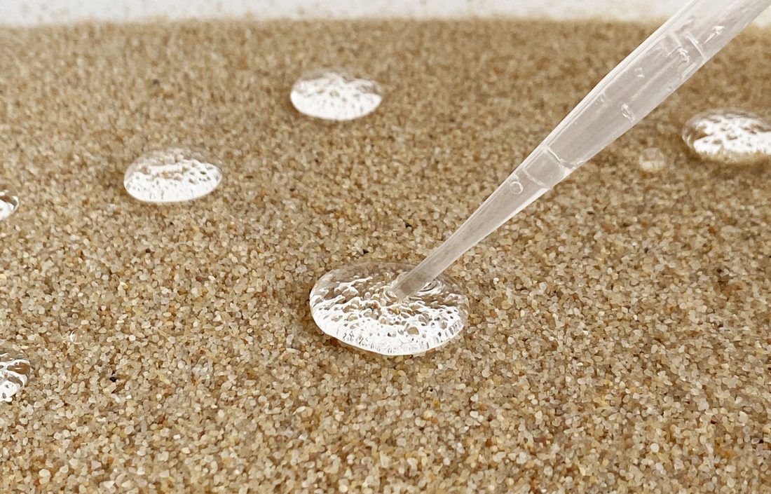 Hydrophobic cat litter urine sample collection